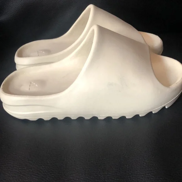 *Used* Yeezy Slides size 5 - Picture 2 of 3